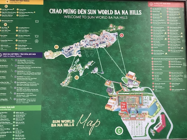 ベトナム、ダナンのサンワールド・バナヒルズの園内掲示